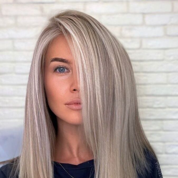 Жінка з довгим волоссям світло-русявого кольору з ефектом фарбування у техніці Шатуш. Природній колір обличчя і легкий макіяж підкреслюють молодість і свіжість. Фото зроблено в салоні краси на Сихові, м. Львів